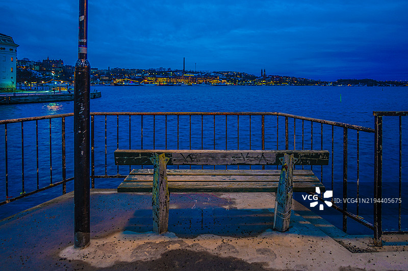 长椅与蓝色海洋的夜景图片素材