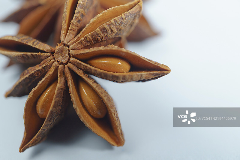 蓝色背景上孤立的八角茴香特写，留白空间图片素材