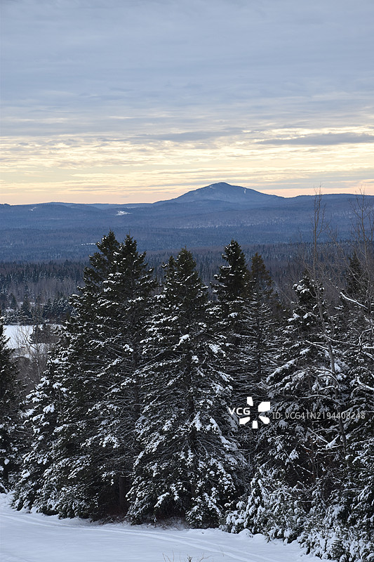 日落时分，雪覆盖的山脉与天空的美丽景色图片素材