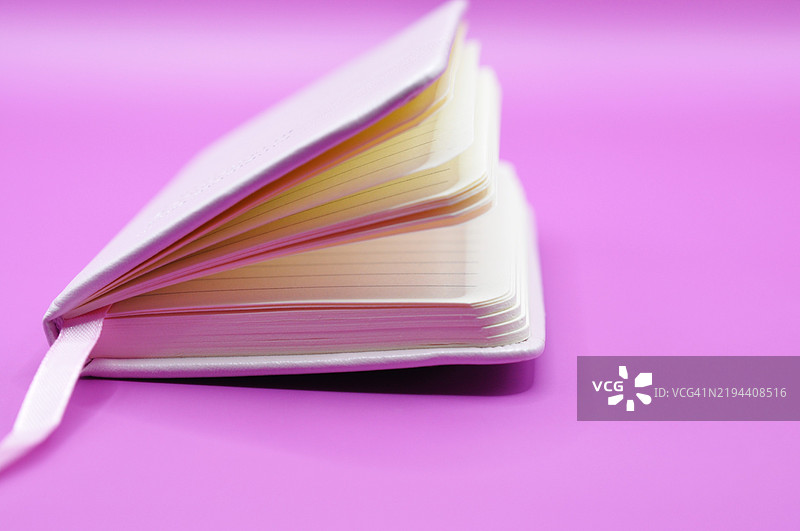 紫色背景上的空笔记本 - 日记图片素材