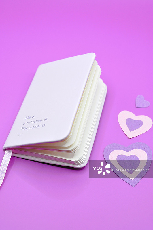 紫色背景上的空笔记本 - 日记图片素材