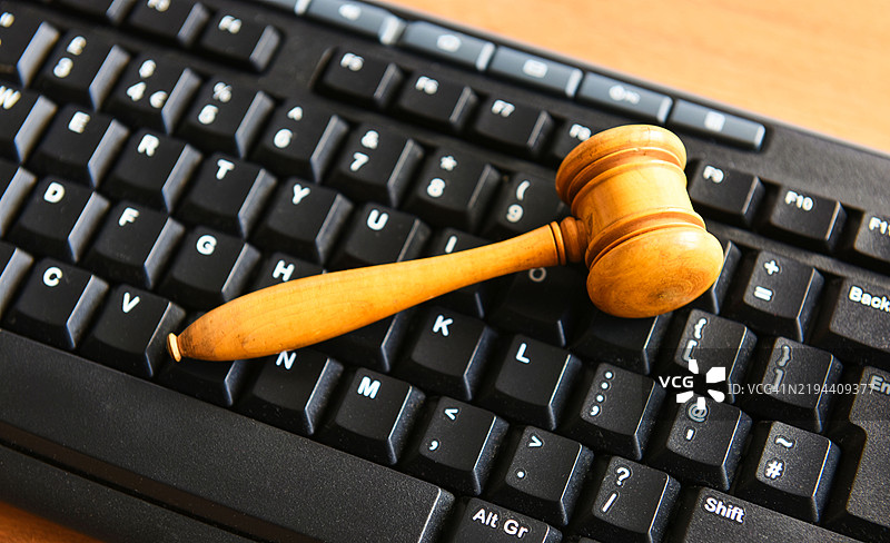 键盘上的法槌图片素材