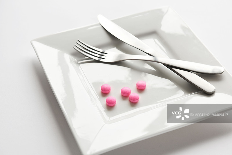 盘子上的药丸。图片素材