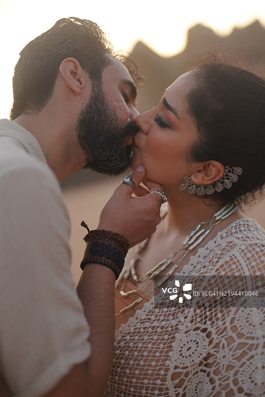 情侣亲吻的特写镜头图片素材