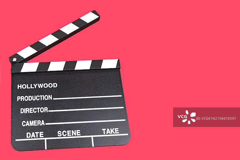 红色背景上的电影拍板，留有空白空间图片素材