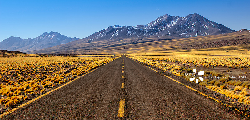 雪山在晴朗天空下的美丽景色图片素材