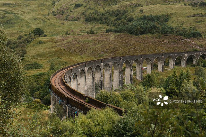 森林中的桥梁高角度视图，格伦芬南，英国图片素材