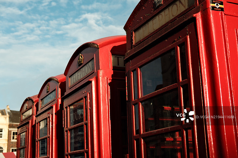 红色电话亭特写，背景为天空，英国，英国图片素材