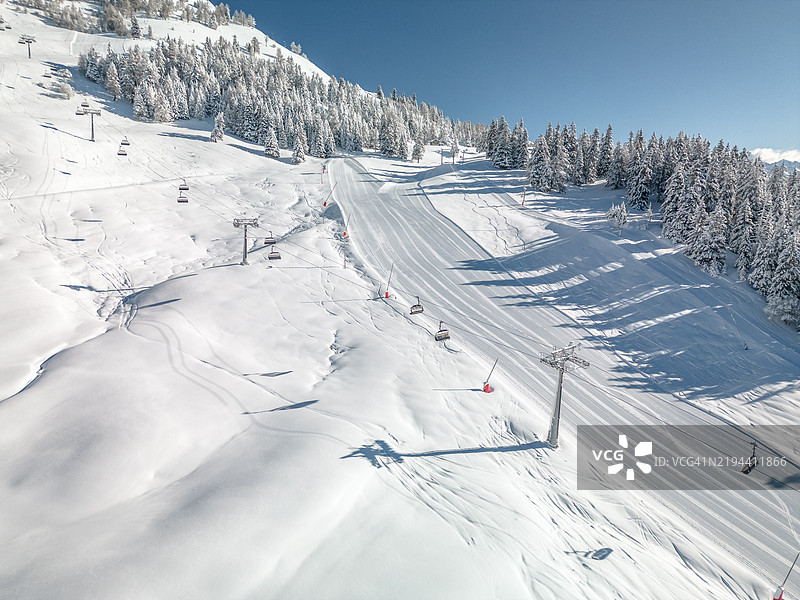 人们在雪山上滑雪图片素材