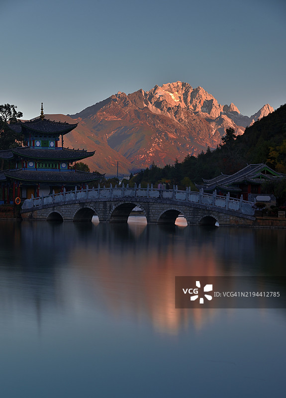 丽江，云南，中国，湖泊与山脉的美丽景色，清澈的天空。图片素材