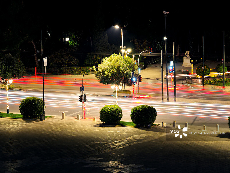 城市街道灯光轨迹的夜间鸟瞰图图片素材
