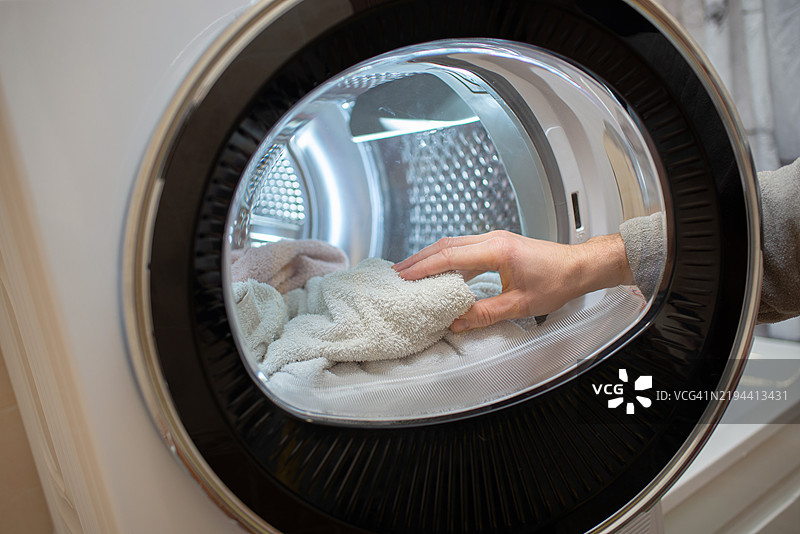 打开的干衣机视图，里面放着一条毛巾图片素材