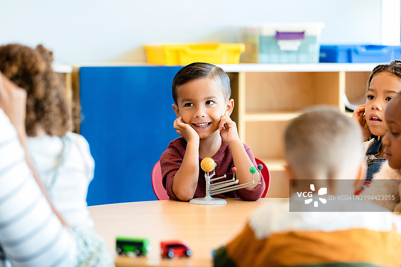 快乐的学前儿童在教室里一起学习图片素材