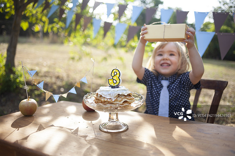 快乐的小孩庆祝生日，享受他的生日礼物图片素材