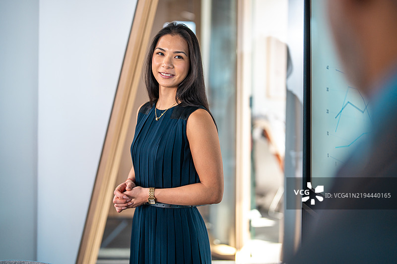 自信的亚洲女商人主持现代会议图片素材