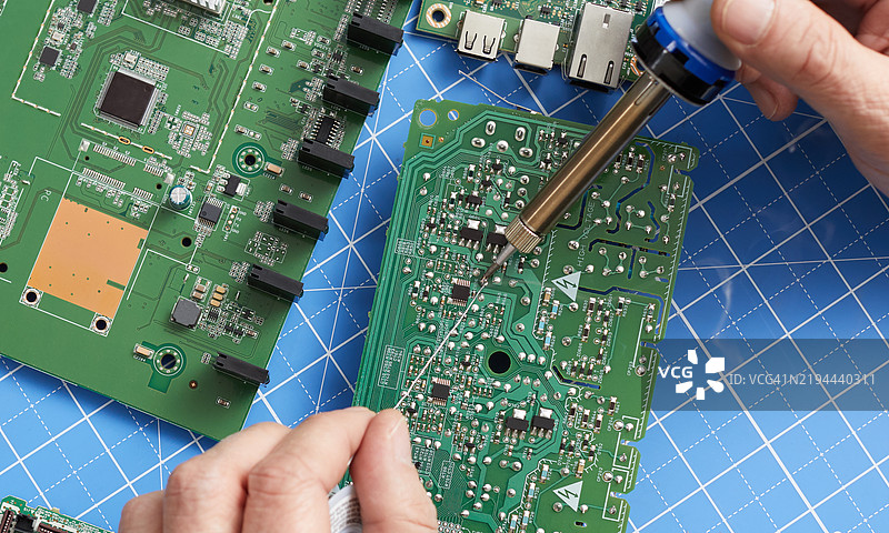近距离修理微电子设备图片素材