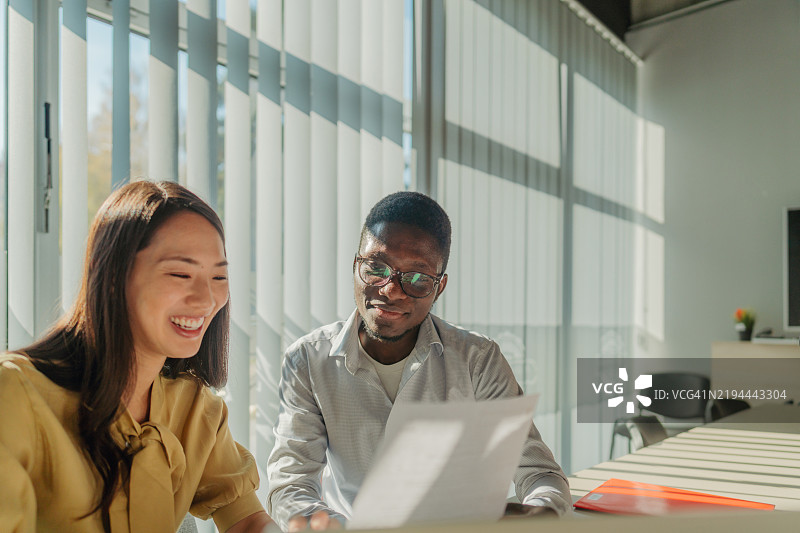 办公室里的同事图片素材