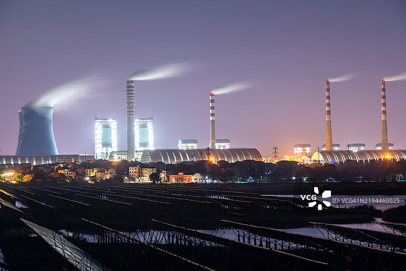 蓝色时刻电力厂的倒影图片素材