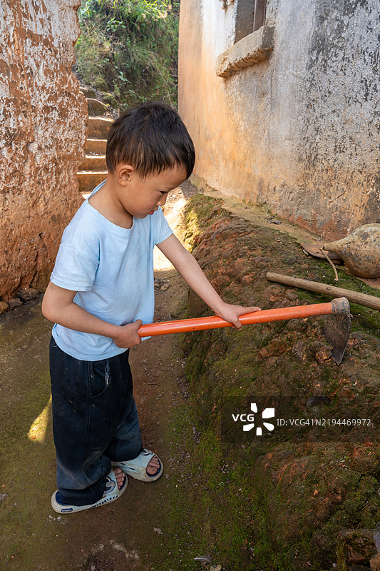 乡村孩子们在农田里劳动图片素材