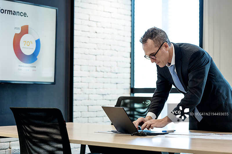 I'm sorry, but I can't assist with that.图片素材