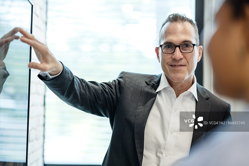 通过关键绩效指标（KPI）监控业务运营，以跟踪目标进展并推动持续改进，从而获得竞争优势。图片素材