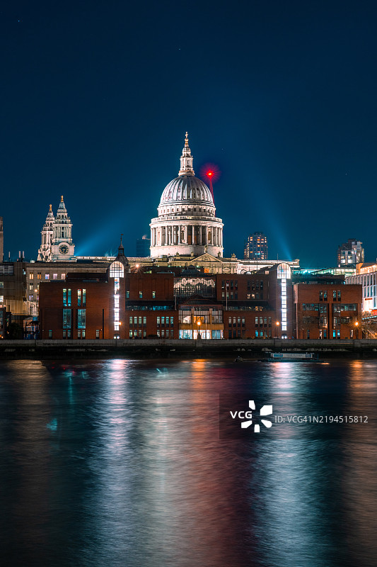夜晚泰晤士河上圣保罗大教堂的倒影图片素材
