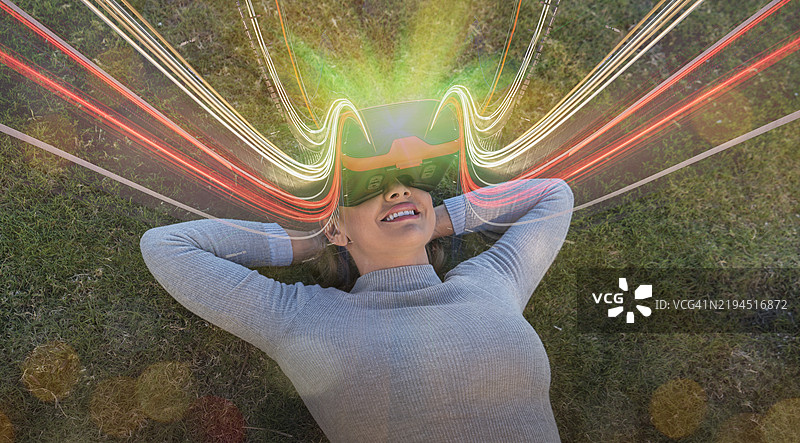 佩戴虚拟现实眼镜的白人女性图片素材