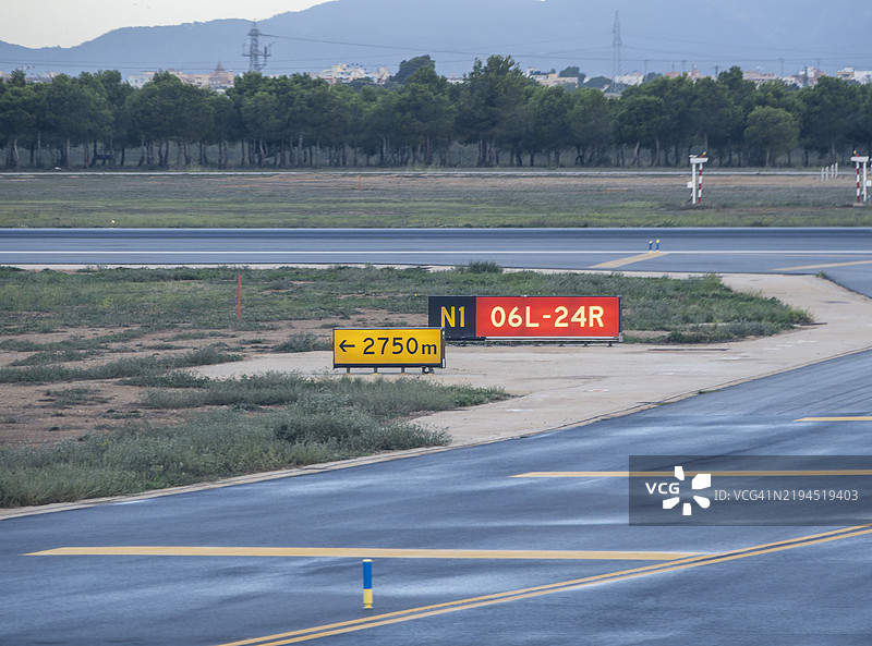 机场跑道上的红色和黄色标志。图片素材