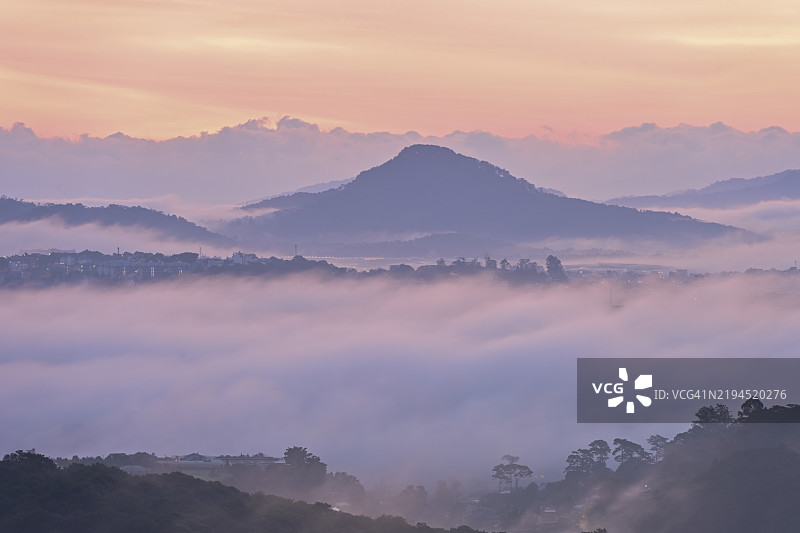 梦幻而感人的雾霭城市的明亮黎明图片素材