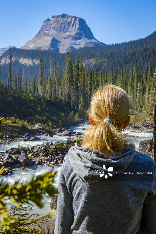 一位女性在加拿大不列颠哥伦比亚省的雅霍河旁凝视。图片素材