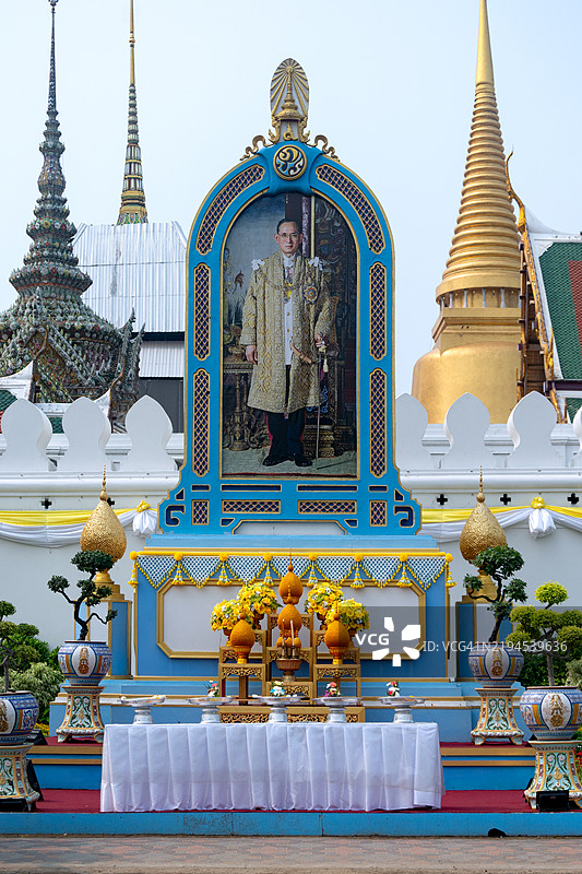 曼谷大皇宫前的普密蓬·阿杜德国王纪念碑。图片素材