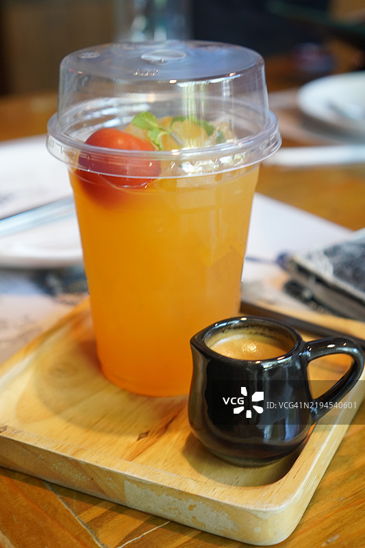 橙汁和黑咖啡图片素材