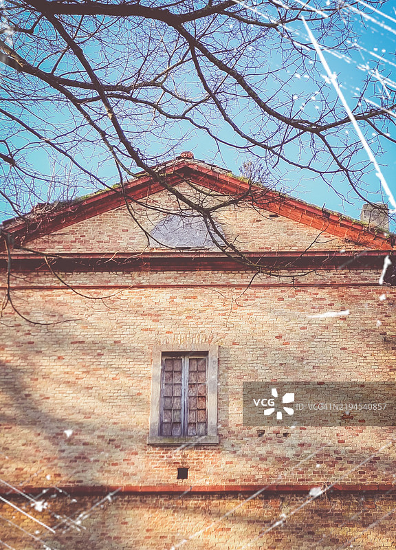 拍摄于意大利马尔凯大区安科纳市一栋建筑外立面部分的照片。该照片由Giorno于2025年1月拍摄，经过后期制作，添加了抽象元素。图片素材