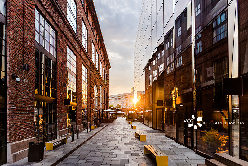 挪威奥斯陆日落时分的阳光明媚街道图片素材