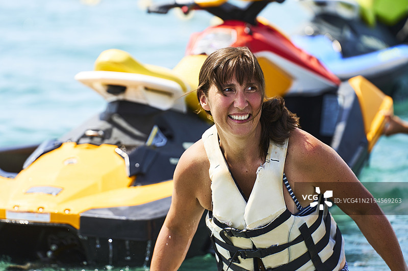 女人在海上享受摩托艇骑行图片素材