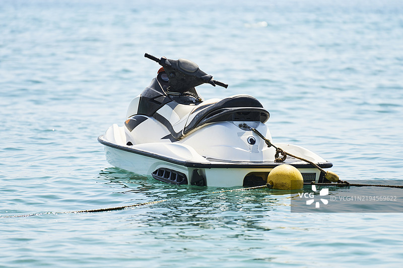 白色和黑色的个人水上摩托停泊在海中图片素材