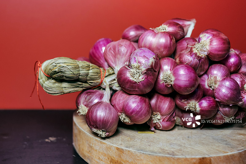 红洋葱，越南菜的食材，背景为锈色图片素材