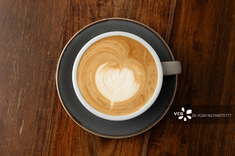 从上方看杯中的拿铁咖啡图片素材