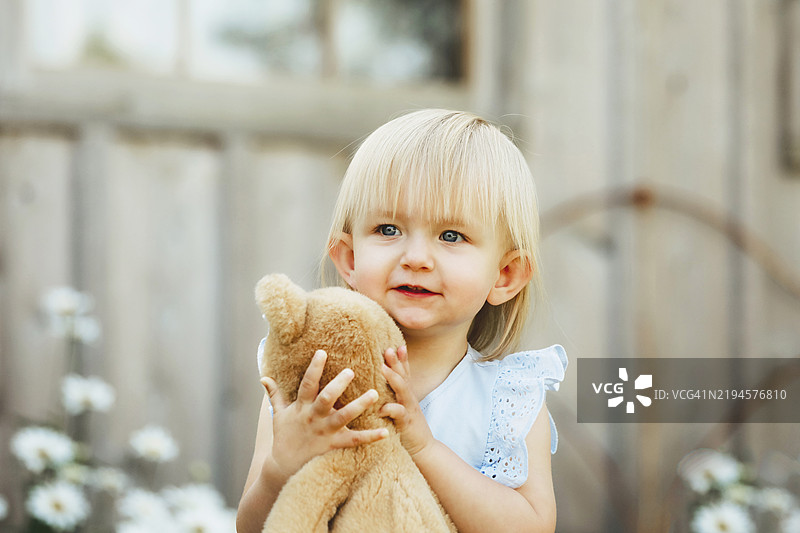 小女孩在户外图片素材