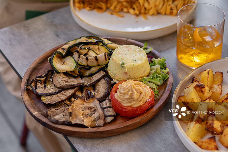 烤西葫芦和茄子配鹰嘴豆泥和番茄，意大利餐厅的素食开胃菜图片素材