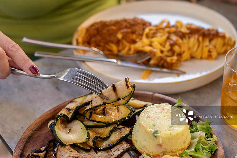 烤西葫芦和茄子配鹰嘴豆泥和番茄，意大利餐厅的素食开胃菜图片素材