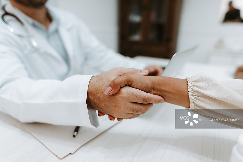 医生与女性患者握手图片素材