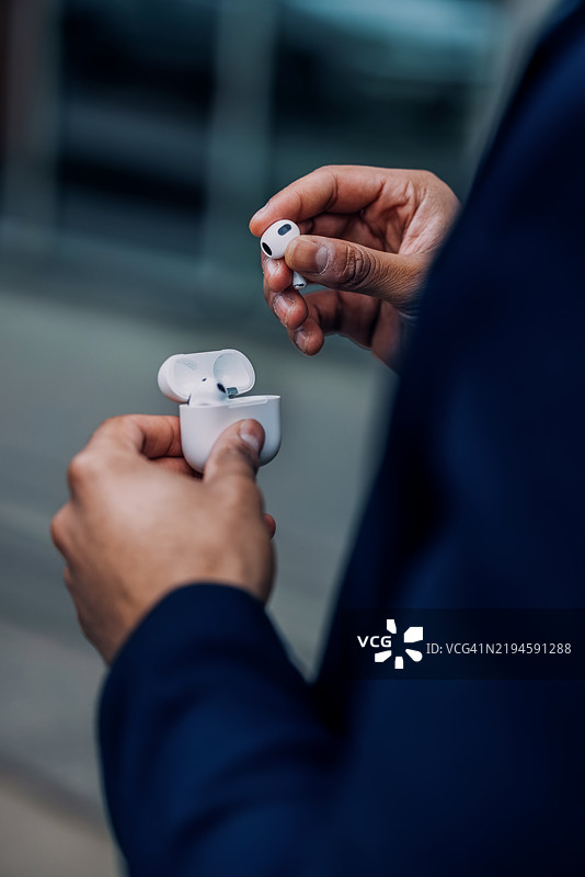 现代无线耳机特写，置于优雅简约的环境中图片素材