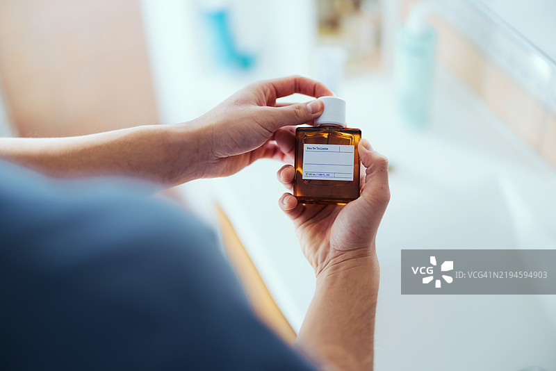 手持药瓶的个人，日常健康护理习惯图片素材