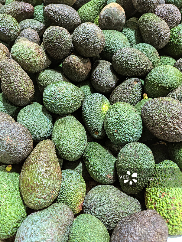 市场上有很多牛油果，特写镜头图片素材