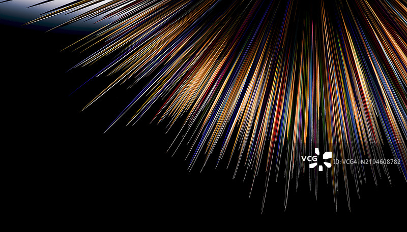 色彩斑斓的线条在黑色背景上汇聚，形成抽象设计图片素材