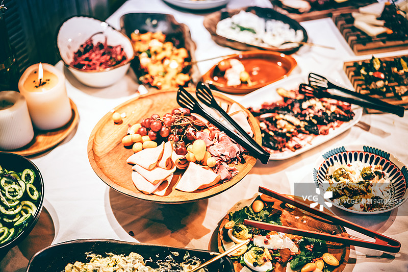 各种美食在精美的餐桌上展示图片素材