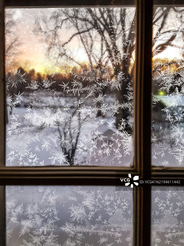 冰冷的窗户透视冬季日出图片素材
