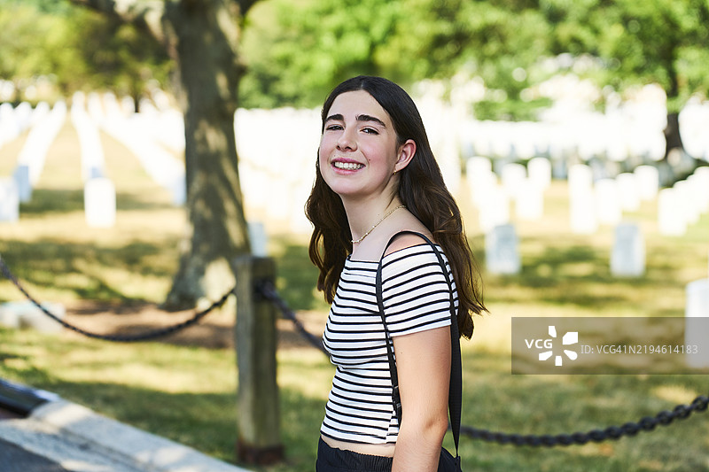 青少年女孩参观美国弗吉尼亚州阿灵顿国家公墓图片素材