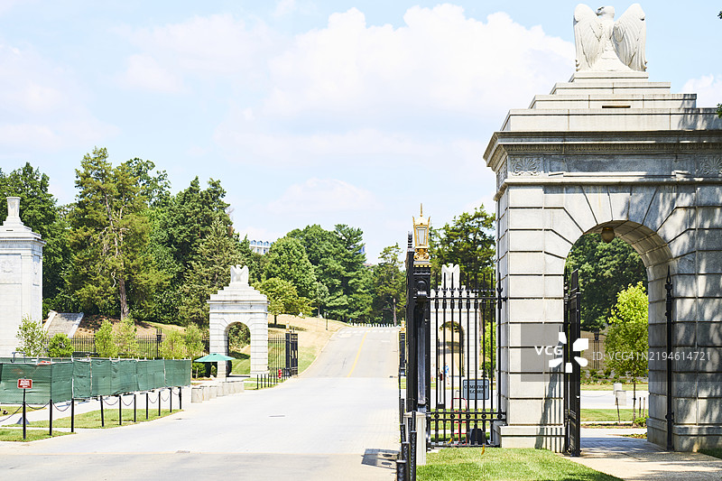 通过主入口进入阿灵顿国家公墓图片素材